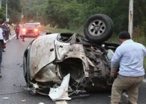 carro capota na Via Dutra