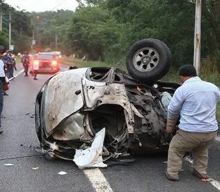 carro capota na Via Dutra