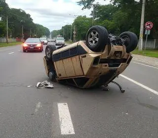 motorista perde controle e carro capota na Via Dutra