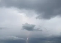 céu muito nublado e tempestades localizadas